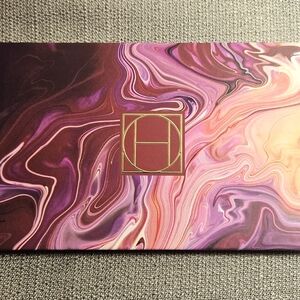 Elegant Eyeshadow Palette with Purple and Pink Hues